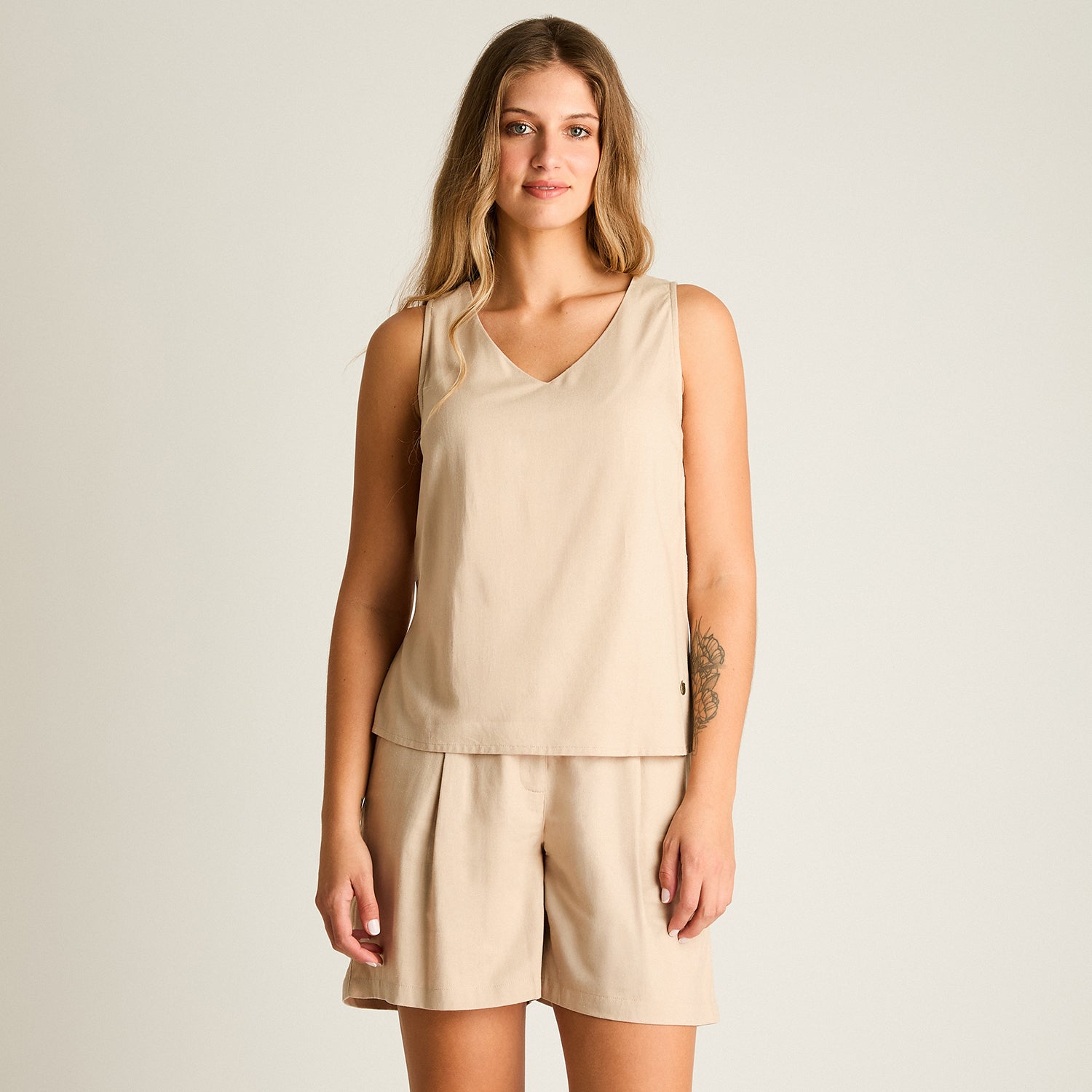 Blusa Beige Sin Mangas No Elasticado Sin Forro Calce Normal